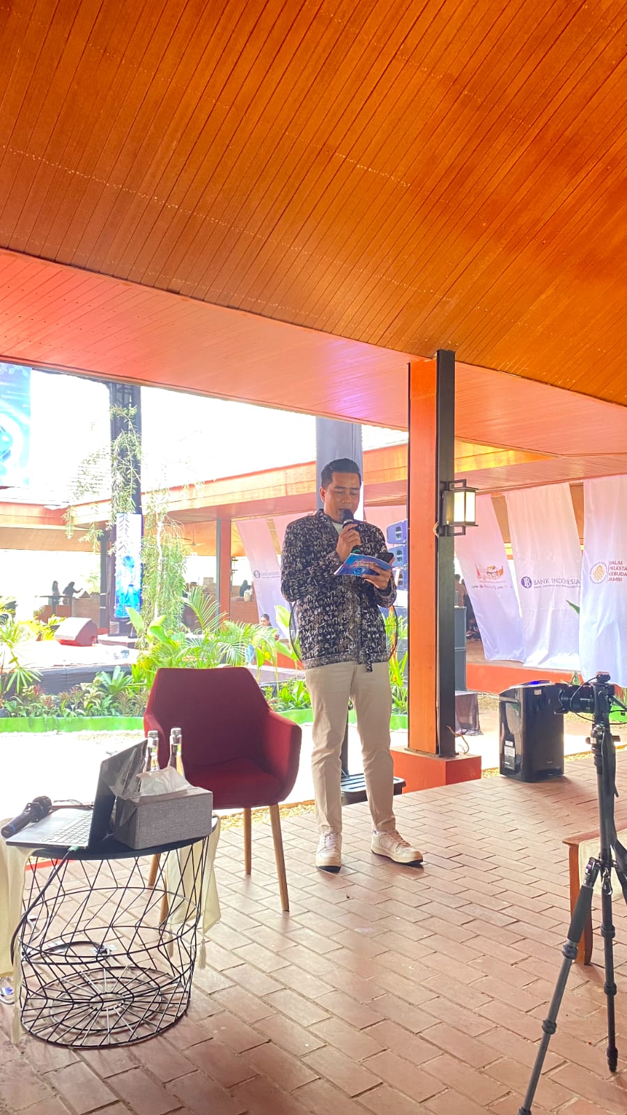 Pembawa acara (MC) Ahmad Solihin membuka jalannya Talkshow Mindful Generation di Museum Sriwijaya Dharmakirti.