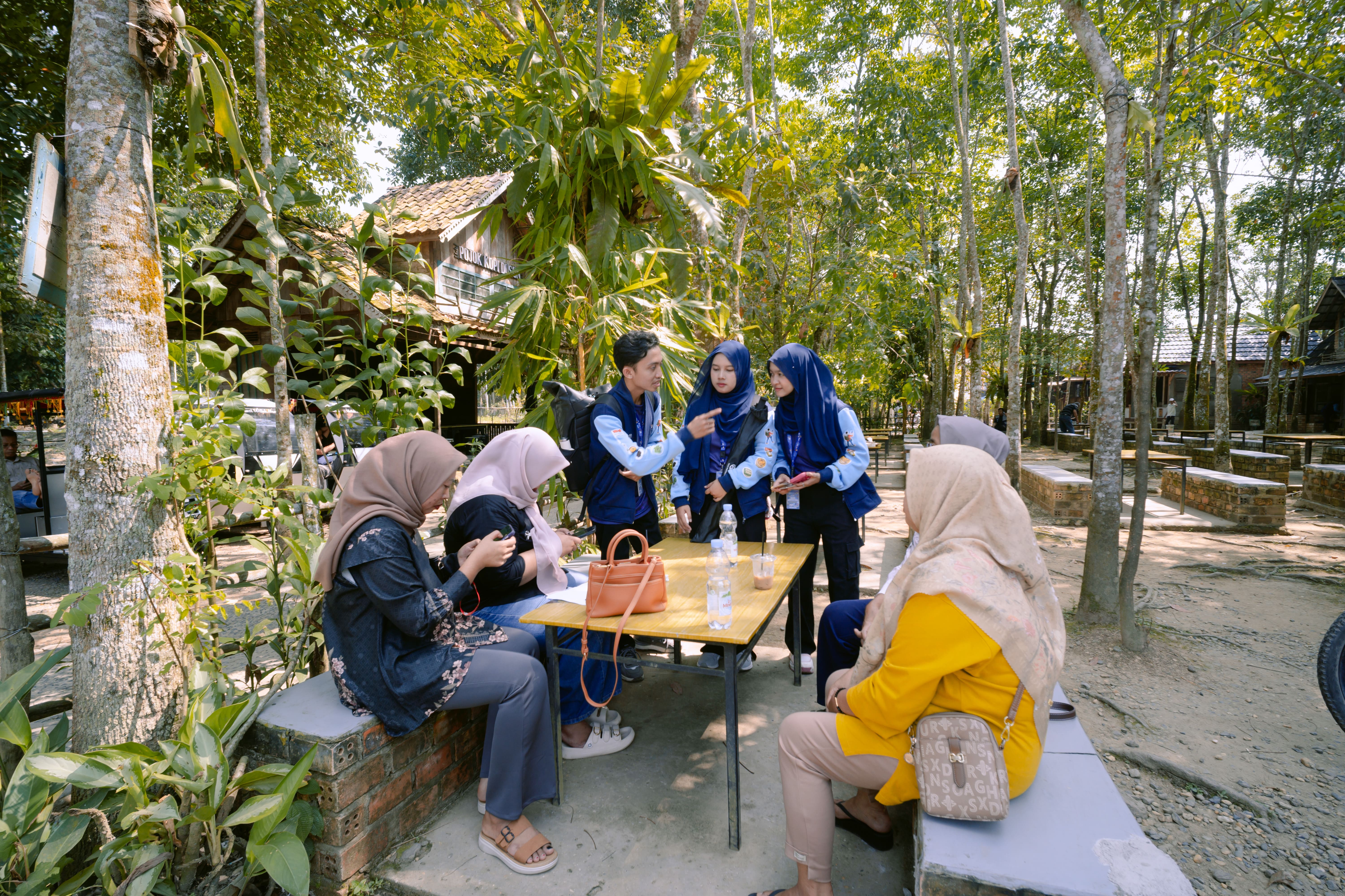 Dokumentasi: Nur Anissyah bersama tim saat menjalankan misi QRIS Jelajah Kuliner Indonesia 2026