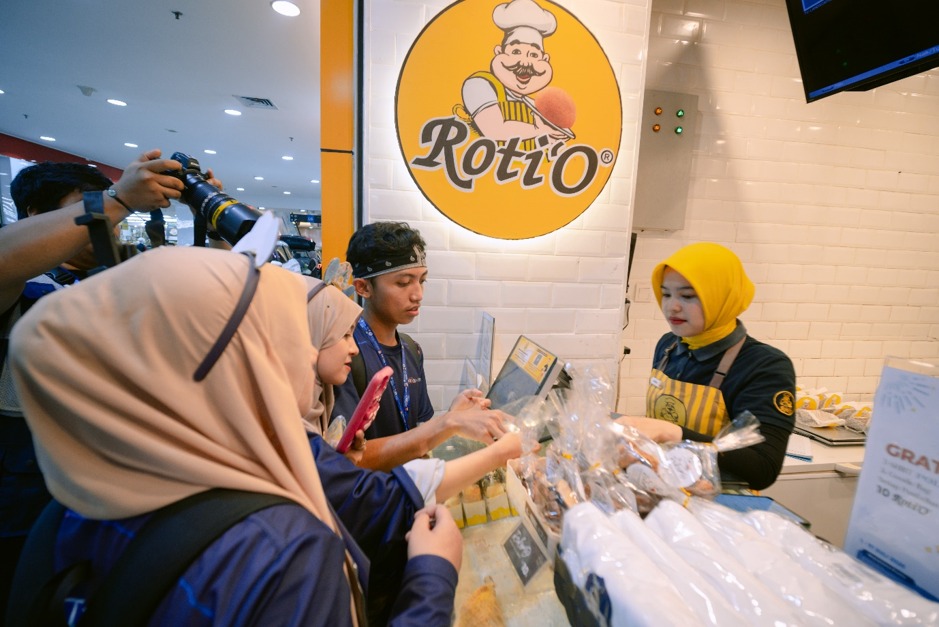 Dokumentasi: Intan Rizma Amalia bersama Nisa dan Irfan saat mengedukasi masyarakat dan pelaku UMKM