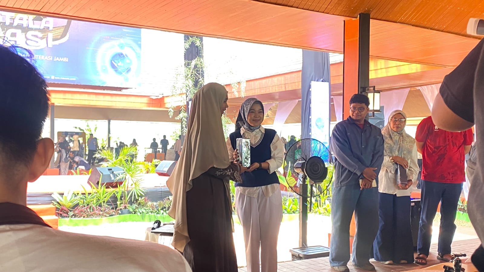 Pemberian hadiah kepada salah satu peserta yang aktif bertanya dalam sesi tanya jawab.